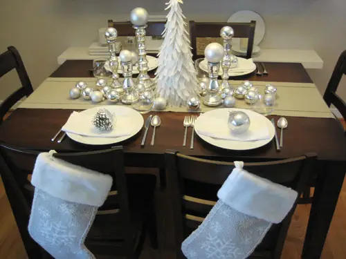 De tafel dekken voor Chris