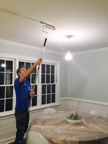 John schildert plafond met roller