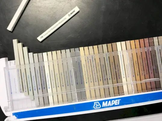 Mapei grout kleurmonstersticks in de winkel