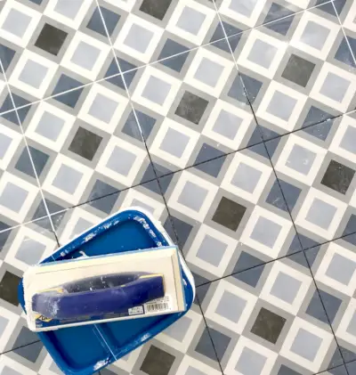 vloertegel met blauwe diamant wordt gevoegd met de vorstkleur mapei flexcolor