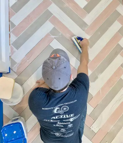 John voegt een kleurrijke visgraatvloer in de modderkamer met mapei-voeg