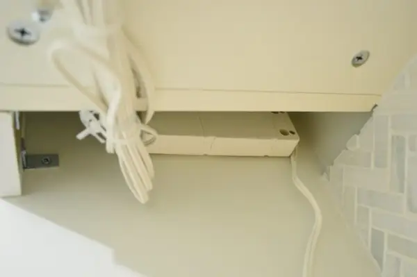 Onder kastverlichting 10 dozen opgehangen