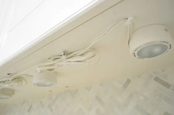 Onder kastverlichting 9 snoeren in de war