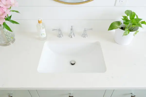 Lavabo da bagno con rubinetto argento
