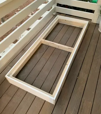 Volledig geconstrueerd 2x4 platformframe met witte 1x8 rondom de buitenkant