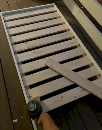 Spijkeren van 1x4 lat over de bovenkant van het platformframe