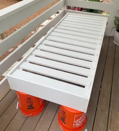 Daybedframe volledig opgebouwd en wit geverfd