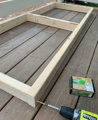 2x4 houten frame aan elkaar schroeven voor het ophangen van een dagbed