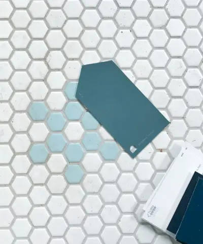 Verfstaal op blauwe tegelvloer