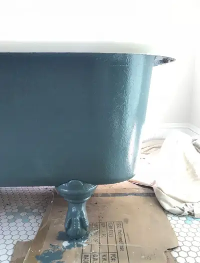 Marineblauw geschilderde, afgewerkte badkuip op pootjes