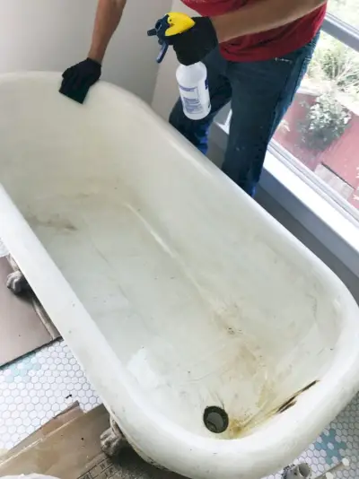 Bad op pootjes schoonmaken met spons en azijn