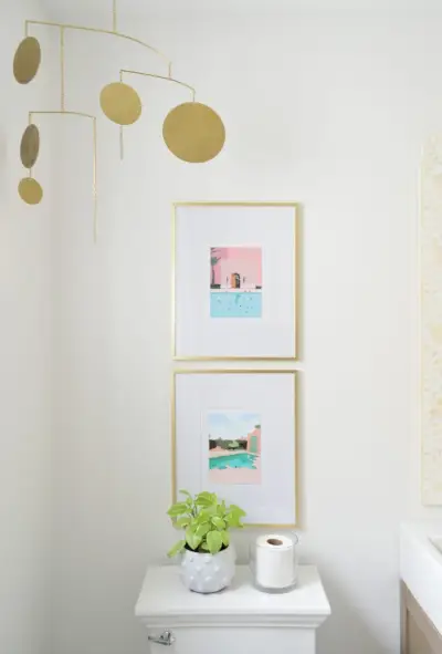 Top van favoriet Kohler Memoirs-toilet in moderne badkamer met gouden mobiel