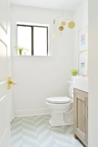 Moderne badkamer met witte grafische wandtegel en stijlvol toilet