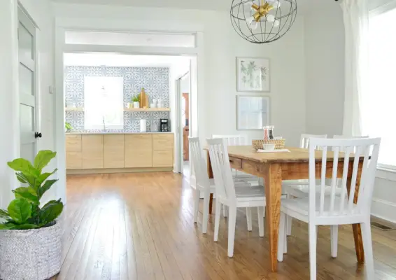Duplex Eetkamer Met Blauwe En Houten Keuken Op De Achtergrond