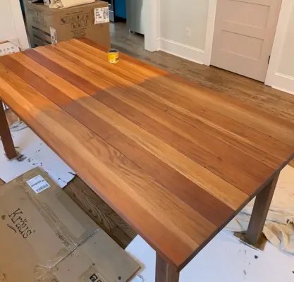 Overspuiten van duplex eettafel Kleuring CB-tafel donkerder Half klaar