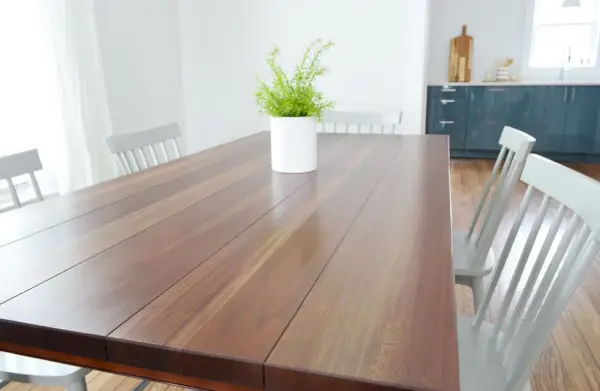 Duplex eettafel roze kant na nauwe hoek