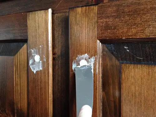 Hout vult oude knoppengaten in keukenkasten
