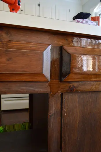 Eerste laag donkerdere PolyShades-beits op houten kastframes