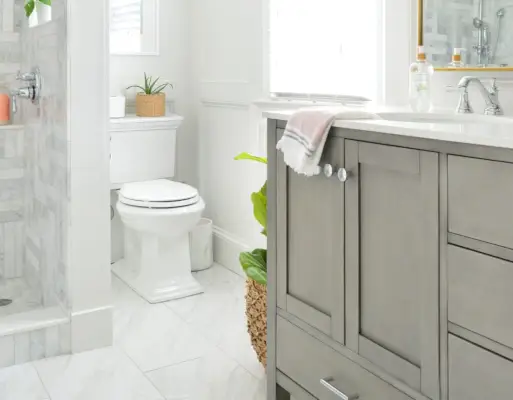 Kohler Memoires toilet in marmeren badkamer met wandlijst
