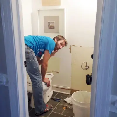 John verwijdert toilet uit damestoilet