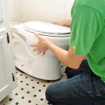 John schudt een oude toiletpot om de wasring los te maken