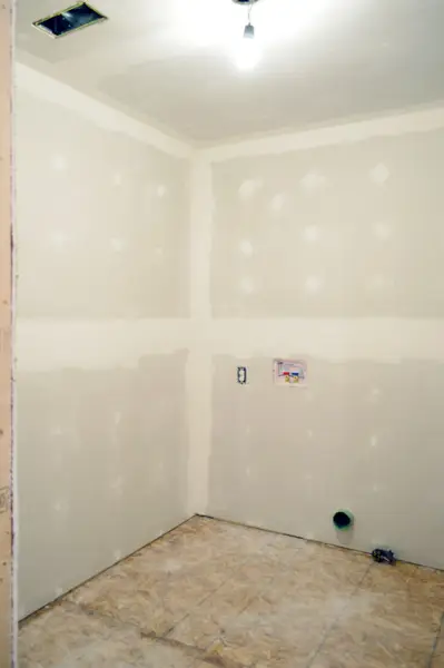 na de kamer wanneer gipsplaatband, modder en schuren is voltooid