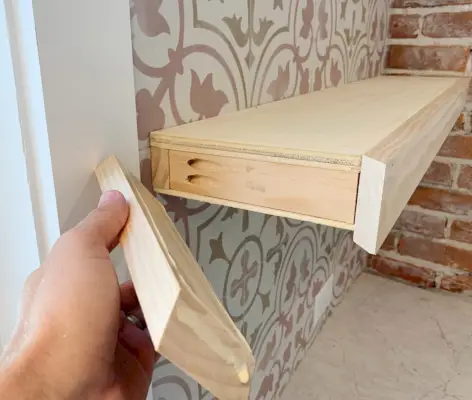 Hand toevoegen van zijbekleding aan doe-het-zelf zwevende keukenplanken