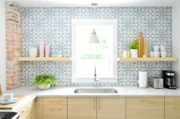 Blauwe Tegel Backsplash Met Houten Zwevende Planken In De Keuken