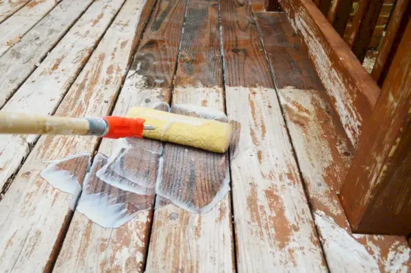 Rollende stripper voor de afwerking van het houten dek