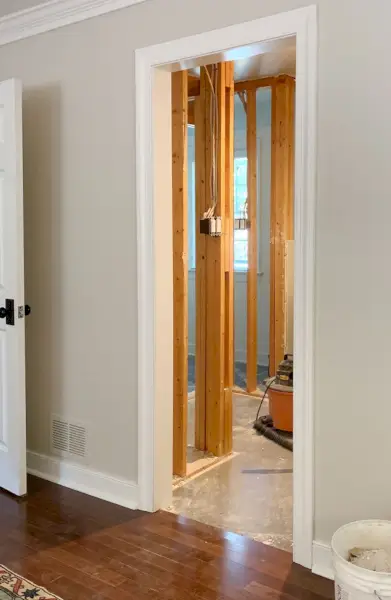 Demo-weergave van de hoofdbadkamer vanuit bed