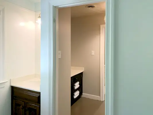 Hoofdbadkamer vóór douche Twee wastafels