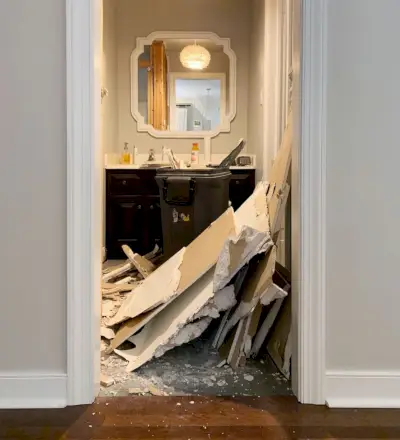 Demo-afval in de hoofdbadkamer uit de slaapkamer