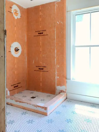 Beach House Tile Master-bad met douche