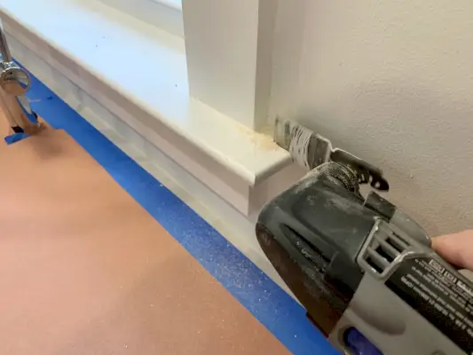 Raamlijsten trimmen met Dremel voordat u de backsplash installeert