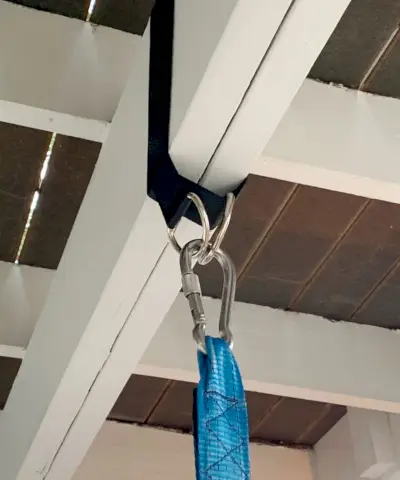 Close-up van nylon riem gewikkeld over het strand van de veranda met tent vastgehaakt aan D-ringen