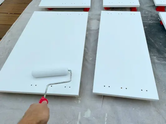 Primer aanbrengen op kastdeur met kleine schuimroller