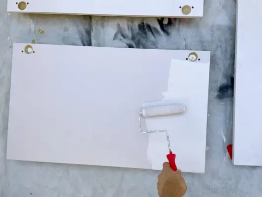 Roze verf aanbrengen op Ikea keukenkastdeuren met kleine schuimroller