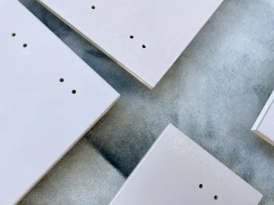 Close-up van het patchen van de eerste laag geschilderde Ikea-kastfronten