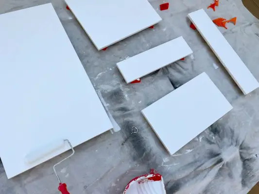 Primer aanbrengen op Ikea-keukenkastdeuren met schuimroller