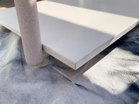 Zijkanten van Ikea-keukenkastdeuren verven met kleine schuimroller
