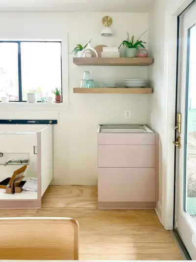 Ikea-keuken halverwege gemonteerd met geschilderde ladekast