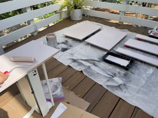 Ikea-kastdeuren liggen op het dek terwijl ze worden geverfd