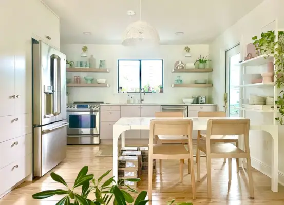 Volledige keuken met Ikea-kasten, mauve geverfd