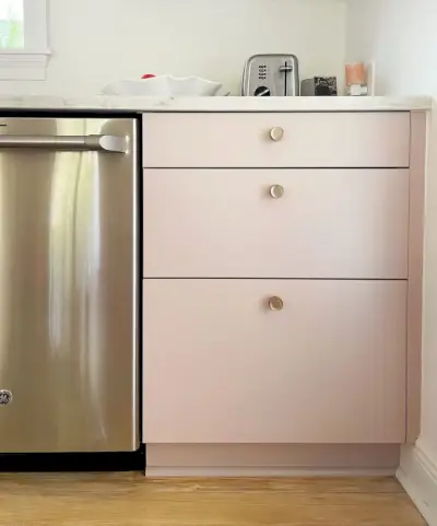 Complete Ikea-keuken met geschilderde ladefronten en koperen knoppen