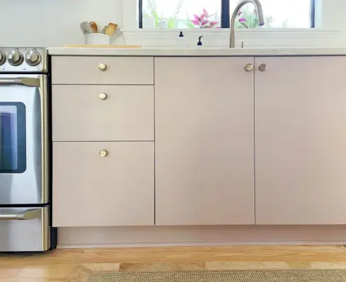 Mauve geschilderde Ikea VEDDIGNE-kasten met messing hardwaredetail