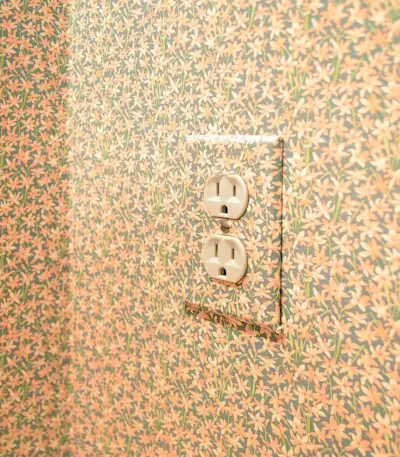 Wandcontactdoosafdekking met bloemenbehang