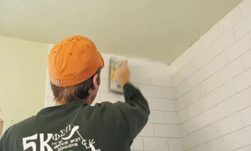 Voegen aanbrengen op de muur