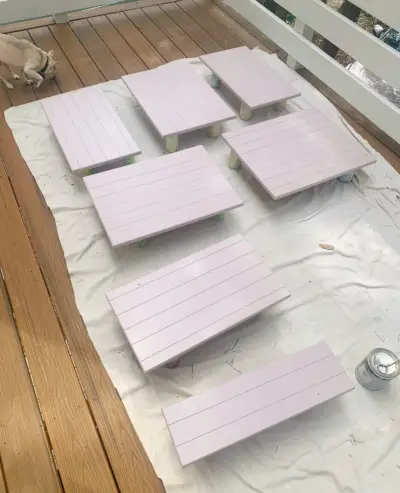 Houten kastdeuren op hangdoek drogen met een laag paarse verf