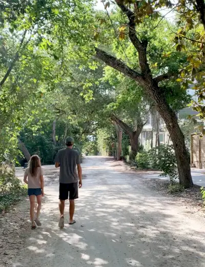 Florida loopt buiten de bosrijke straat