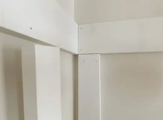 Detail van hoekbehandeling voor doe-het-zelf-plank en lat
